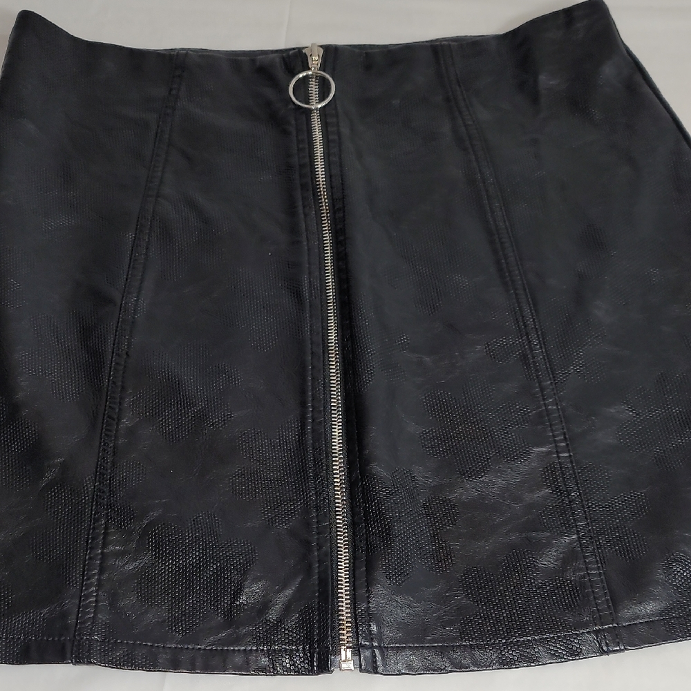 Shinestar Black Pencil Mini Skirt with Silver Zipper
